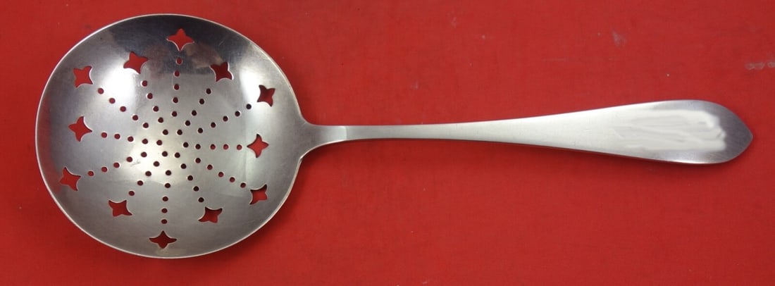 Whiting Colonial Sterling Silver Pea Spoon 8 7/8 Inch Serving Spoon: Whiting Colonial Sterling Silver Pea Spoon 8 7/8 Inch Serving Spoon Crafted by Whiting, this exquisite Colonial pattern pea spoon is made of sterling silver and measures 8 7/8 inches in length. This s