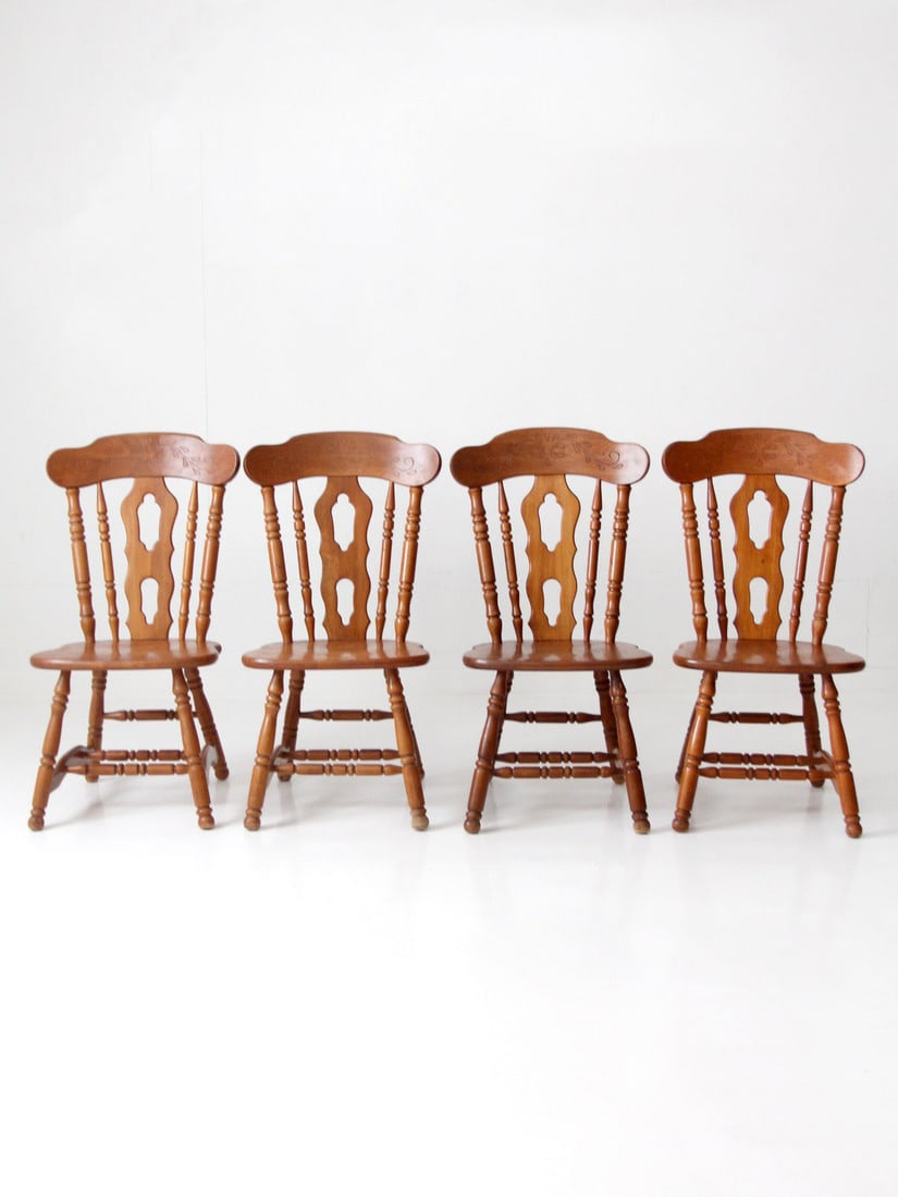 4 Maple Tone Colonial Revival Dining Chairs Set Of 4: 4 Maple Tone Colonial Revival Dining Chairs Set Of 4 This set of four vintage dining chairs showcases the inviting character of Early American Colonial Revival design from the mid-century period. Each