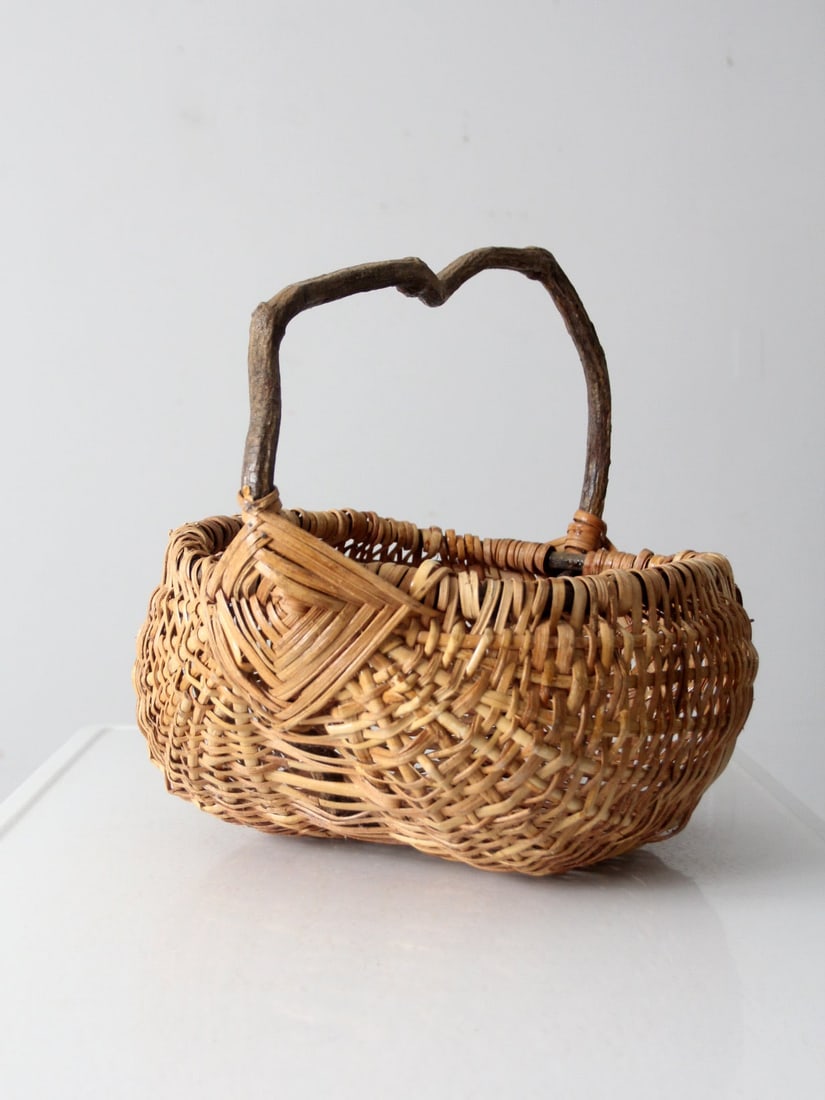Vintage Wicker Buttocks Basket with Wooden Handle 19.5x16.5x16: Vintage Wicker Buttocks Basket with Wooden Handle 19.5x16.5x16 This vintage wicker buttocks or melon basket showcases a charming rustic style, complete with a handcrafted wooden branch handle. Its cla