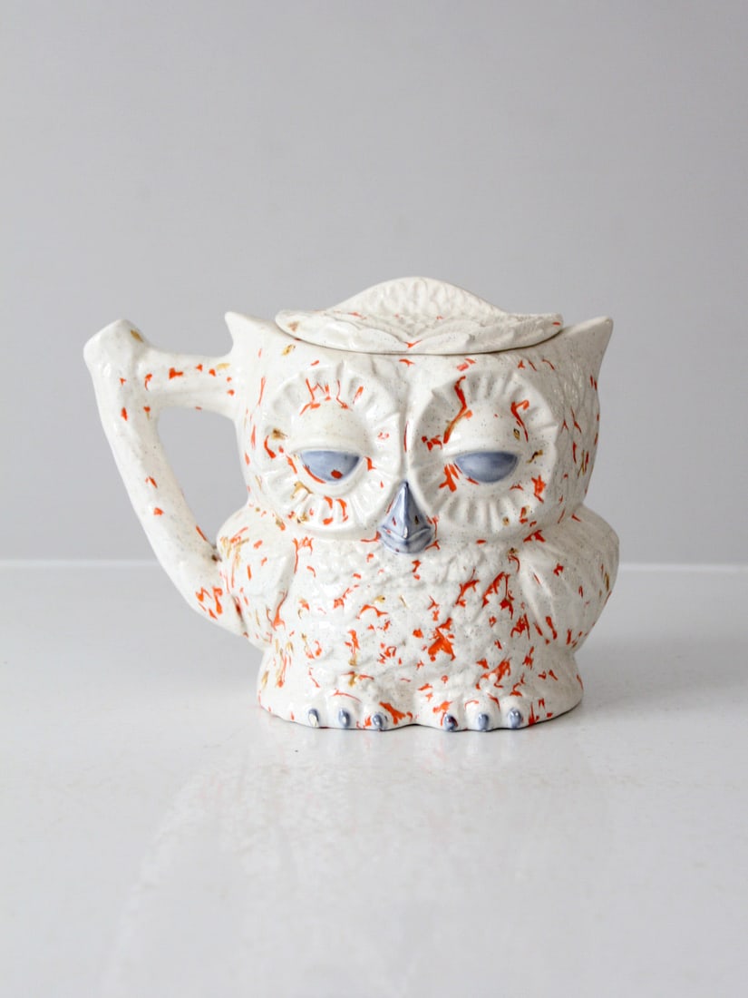 Whimsical 1981 Handmade Owl Pitcher Vintage Pottery: Whimsical 1981 Handmade Owl Pitcher Vintage Pottery This delightful vintage pottery pitcher, crafted in the shape of a whimsical owl, showcases a unique speckled glaze that adds character to its charm