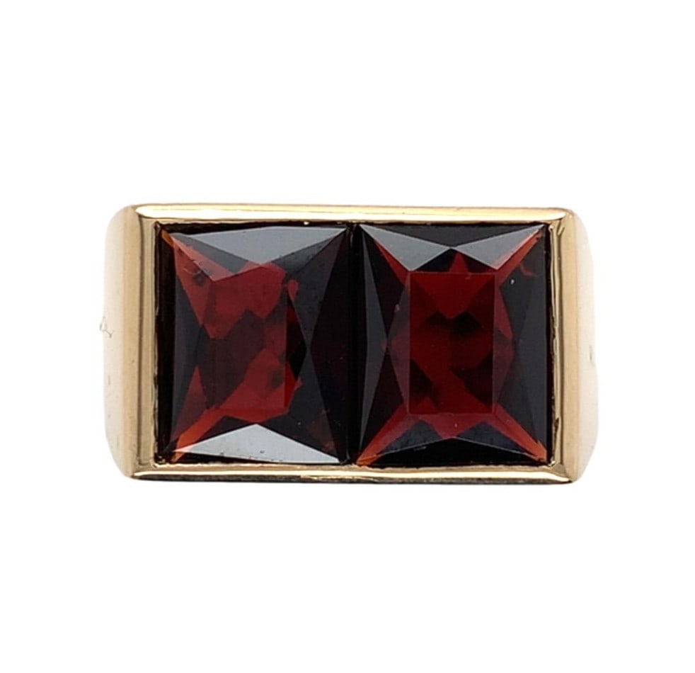 14k Yellow Gold Men's Modern Garnet Ring Bezel Set 2 Stones Size 8.5: 14k Yellow Gold Men's Modern Garnet Ring Bezel Set 2 Stones Size 8.5 This striking 14k yellow gold men's ring features two stunning rectangular radiant cut garnet stones, each measuring approximately 
