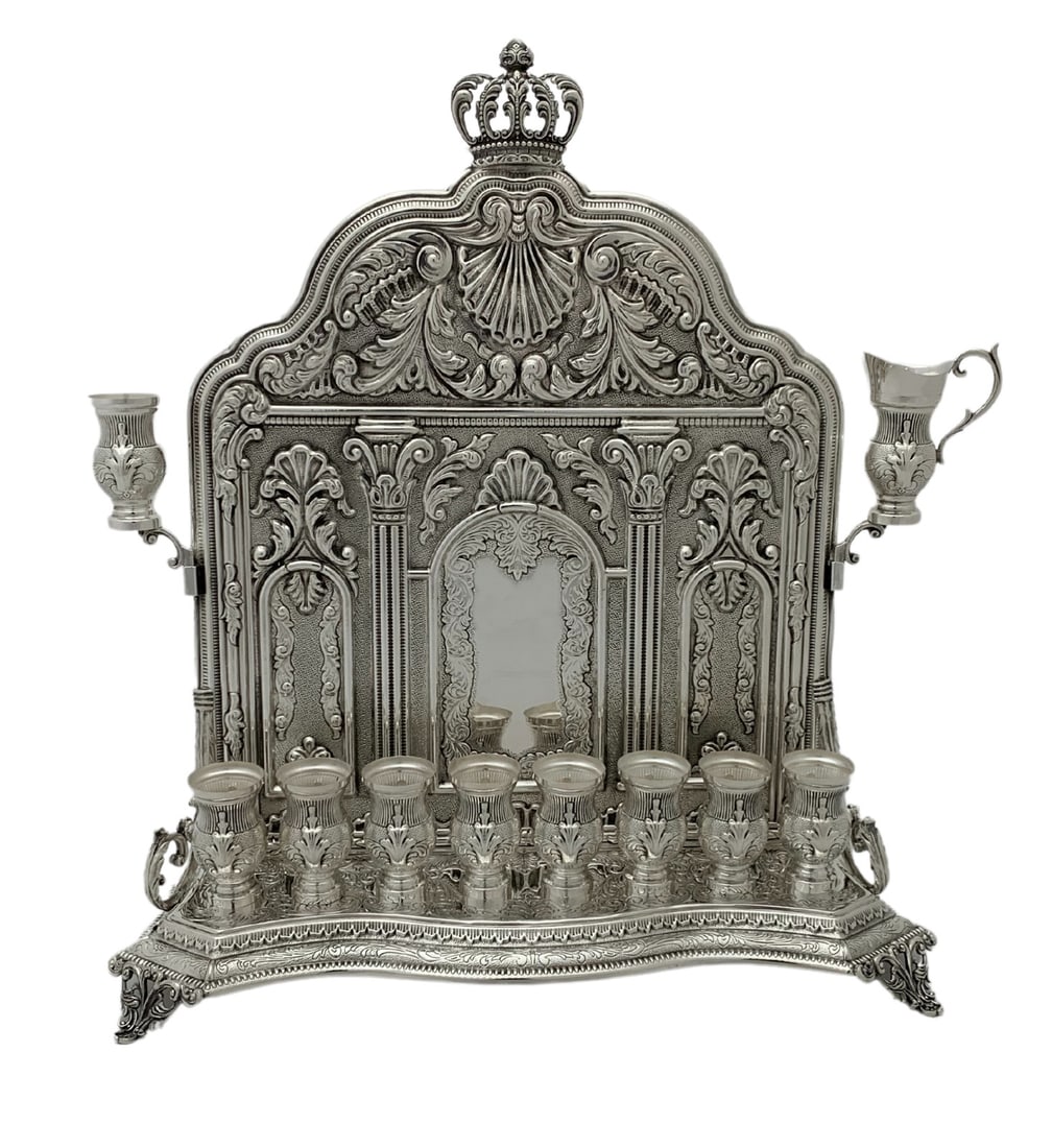 Handmade 925 Sterling Silver Crown Backwall Menorah with Leaf Shell Design: Handmade 925 Sterling Silver Crown Backwall Menorah with Leaf Shell Design This exquisite 925 Sterling Silver Menorah is a beautifully crafted piece designed for Chanukah celebrations. It showcases an