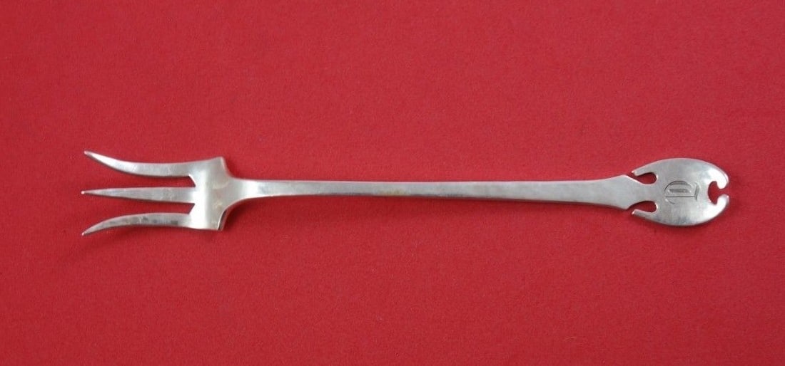 Shreve & Co Fourteenth Century Sterling Silver Cocktail Fork Monogram D 5 1/2 Inch: Shreve & Co Fourteenth Century Sterling Silver Cocktail Fork Monogram D 5 1/2 Inch This exquisite cocktail fork features the elegant Fourteenth Century pattern by Shreve & Co., crafted from high-quali
