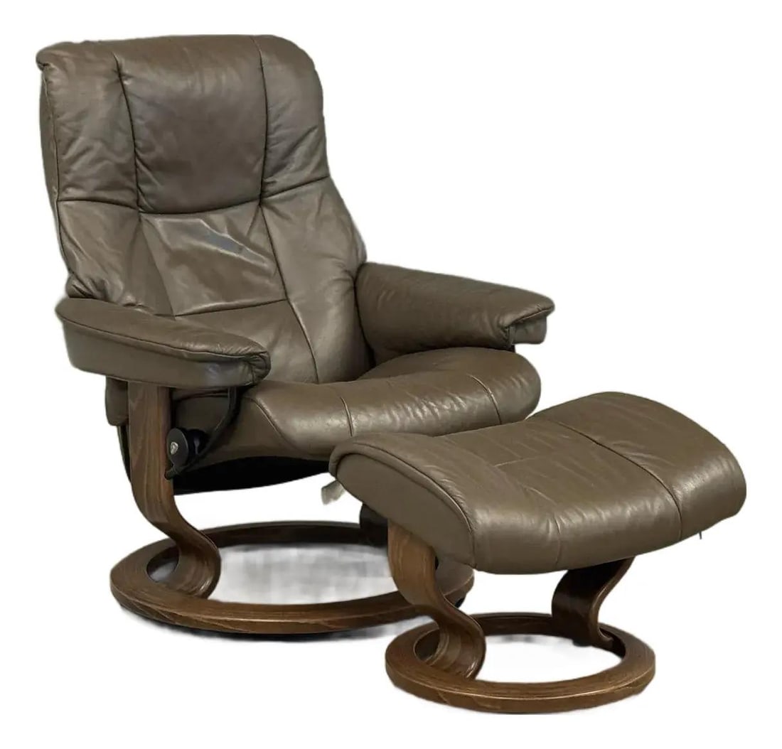 Brown Leather Ekornes Stressless Recliner with Ottoman Norway 1990s: Brown Leather Ekornes Stressless Recliner with Ottoman Norway 1990s Experience ultimate relaxation with this modern Brown Leather Ekornes Stressless Recliner and Ottoman. This stylish lounge chair is 