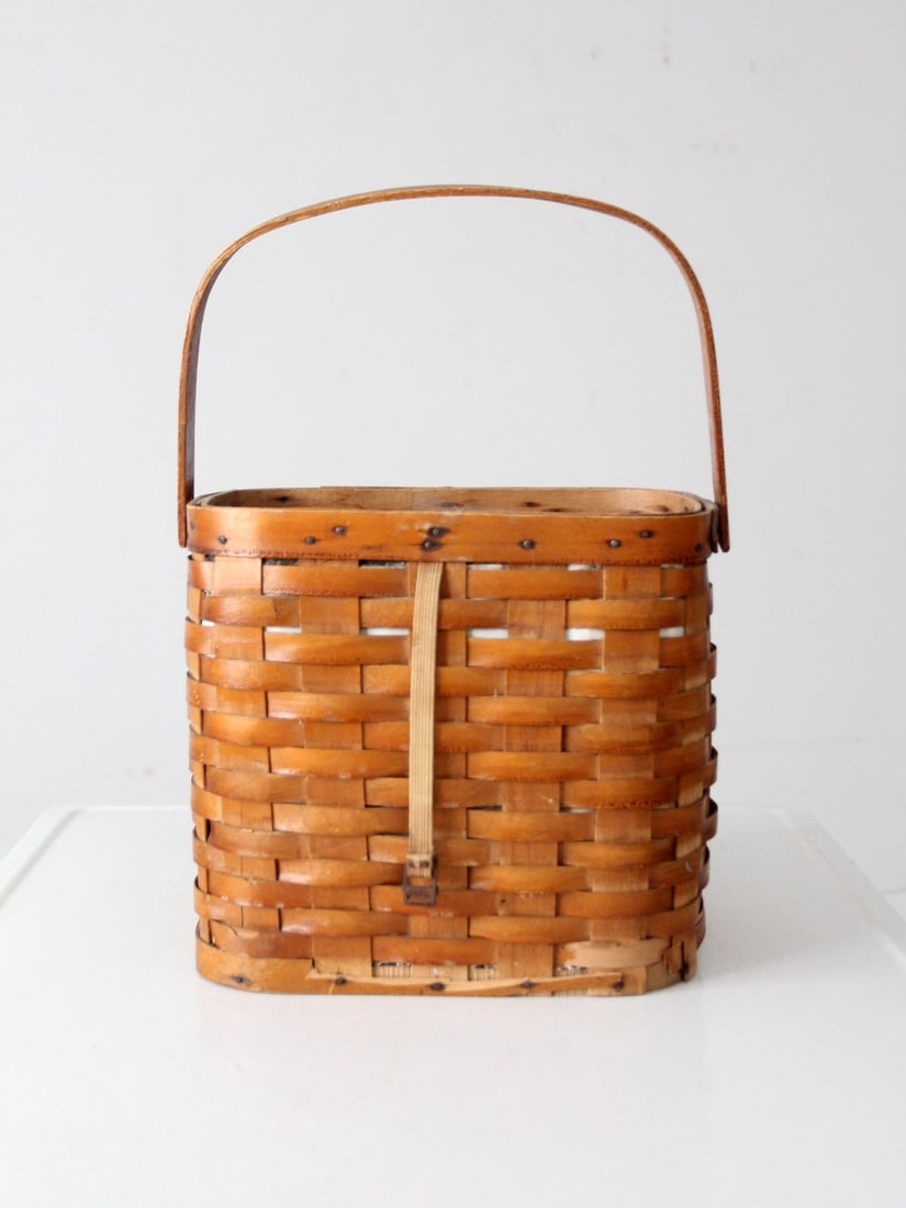 Vintage Splint Weave Basket with Metal Lining Rustic Charm: Vintage Splint Weave Basket with Metal Lining Rustic Charm Discover the allure of this vintage splint weave basket, a charming piece originally designed as a lunch box. Featuring a fitted metal lining
