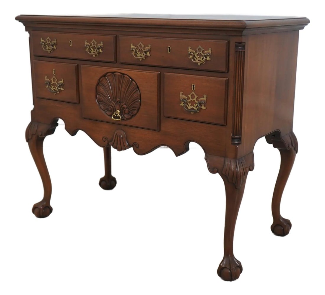 Kittinger OD-1781 Chippendale Mahogany Clawfoot Lowboy: Kittinger OD-1781 Chippendale Mahogany Clawfoot Lowboy This exquisite Kittinger OD-1781 Chippendale Lowboy showcases a timeless design with its elegant clawfoot legs and traditional aesthetic. Made fr