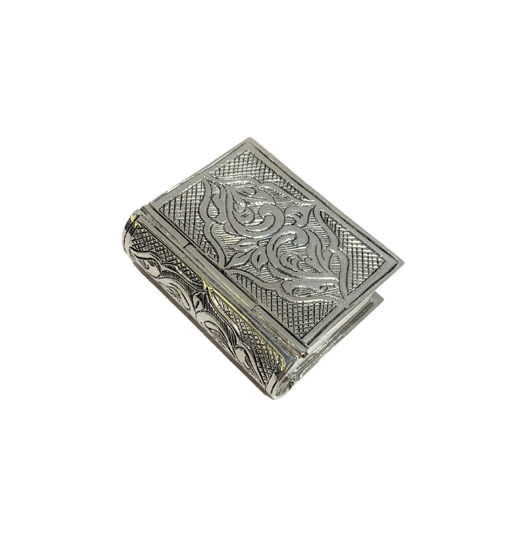 Handmade 925 Sterling Silver Chased Swirl Snuff Spice Box: Handmade 925 Sterling Silver Chased Swirl Snuff Spice Box This exquisite small snuff spice box is crafted from fine 925 sterling silver, showcasing a stunning handmade chased swirl ornate design. Made