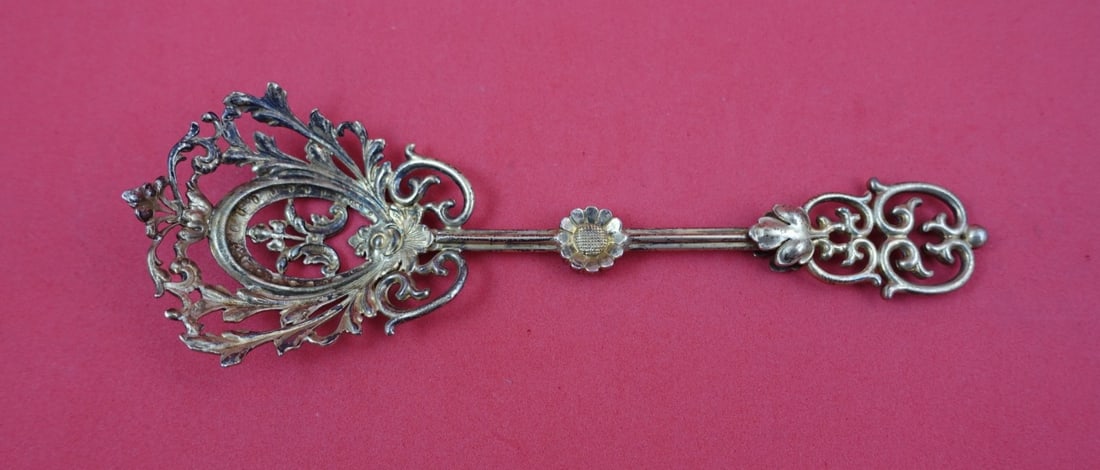 Sterling Silver Ornamental Spoon With Vermeil Daisy Motif 5 7/8 Inch: Sterling Silver Ornamental Spoon With Vermeil Daisy Motif 5 7/8 Inch This Shiebler ornamental serving spoon is crafted from sterling silver with a vermeil finish. It features a pierced daisy flower mo