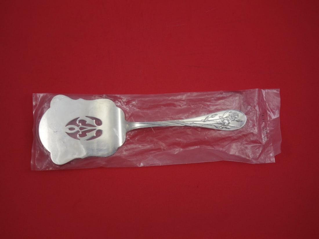 Lunt Quintessence Sterling Silver 9 7/8" Waffle Server Pierced New: Lunt Quintessence Sterling Silver 9 7/8" Waffle Server Pierced New Presenting a stunning Quintessence Waffle Server crafted by Lunt in exquisite sterling silver. This elegant serving piece features a 