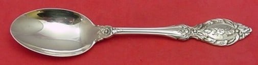 Lunt Avondale Sterling Silver 8 1/4 Serving Spoon: Lunt Avondale Sterling Silver 8 1/4 Serving Spoon Sterling silver serving spoon in the Avondale pattern by Lunt. Made in the United States, this post-1940 piece is not monogrammed and is in excellent 