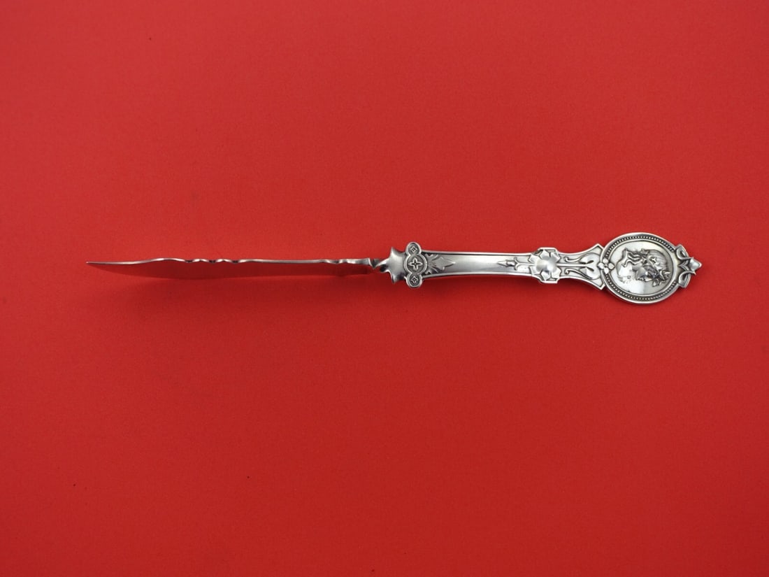 Hotchkiss & Schreuder Medallion Sterling Silver Master Butter Knife 7 1/4": Hotchkiss & Schreuder Medallion Sterling Silver Master Butter Knife 7 1/4" This exquisite Master Butter Knife from the Medallion pattern by Hotchkiss & Schreuder showcases elegance and craftsmanship. 