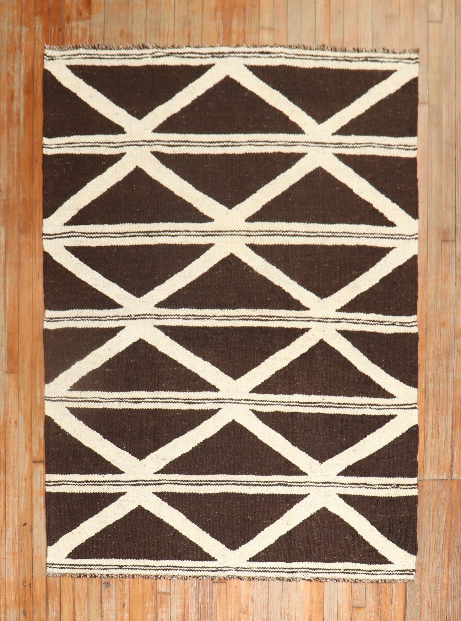 5' x 6' 6" Brown and White Geometric Accent Kilim: 5' x 6' 6" Brown and White Geometric Accent Kilim Early 21st century brown and white geometric kilim with a clean, modern pattern. This pre-owned accent rug features a geometric design and rectangular
