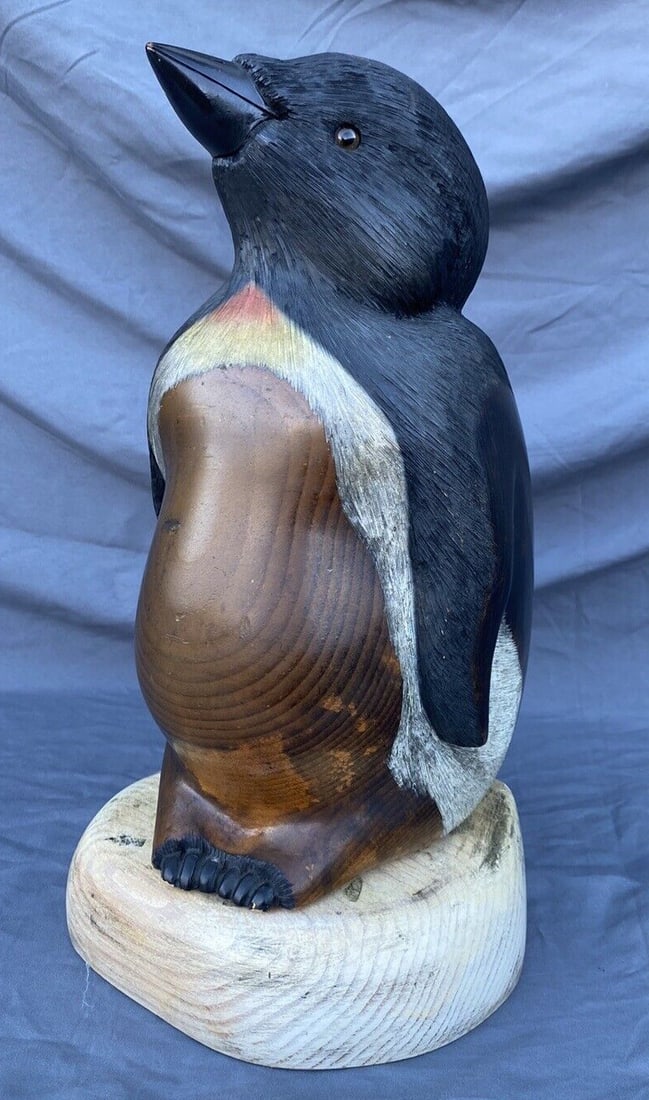 Carved Wood Penguin Sculpture by David and Pamela Berari 12.5in 1992: Carved Wood Penguin Sculpture by David and Pamela Berari 12.5in 1992 Vintage hand-carved wood penguin sculpture by David and Pamela Berari, produced in 1992. This wildlife carving is mounted on a hand