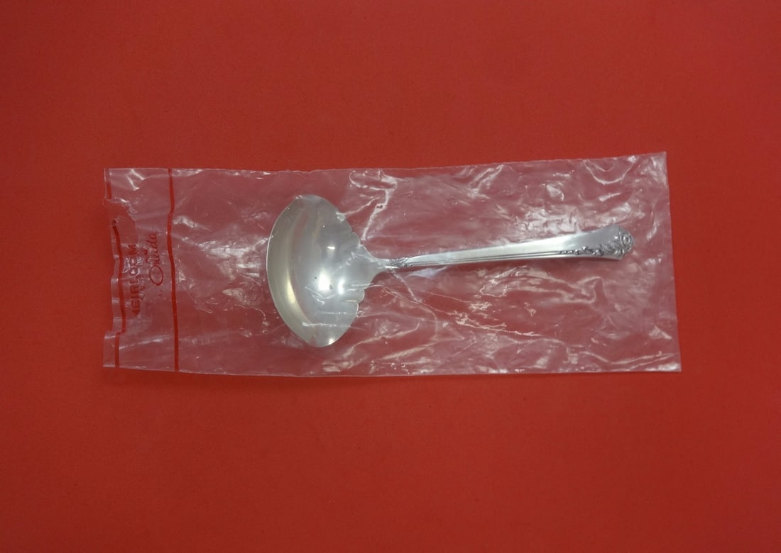 Oneida Damask Rose Sterling Silver Gravy Ladle with Spouts 6 3/4" New: Oneida Damask Rose Sterling Silver Gravy Ladle with Spouts 6 3/4" New Elevate your dining experience with this exquisite Damask Rose Gravy Ladle by Oneida. Crafted from high-quality sterling silver, t