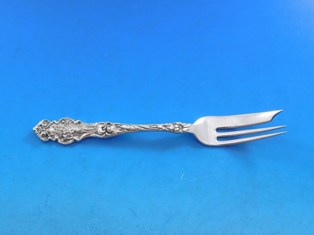 Wallace Irian Sterling Silver 3-Tine Pie Fork 6 1/8": Wallace Irian Sterling Silver 3-Tine Pie Fork 6 1/8" This exquisite pie fork from the Irian pattern by Wallace is crafted from sterling silver, showcasing timeless elegance. Featuring a three-tine des