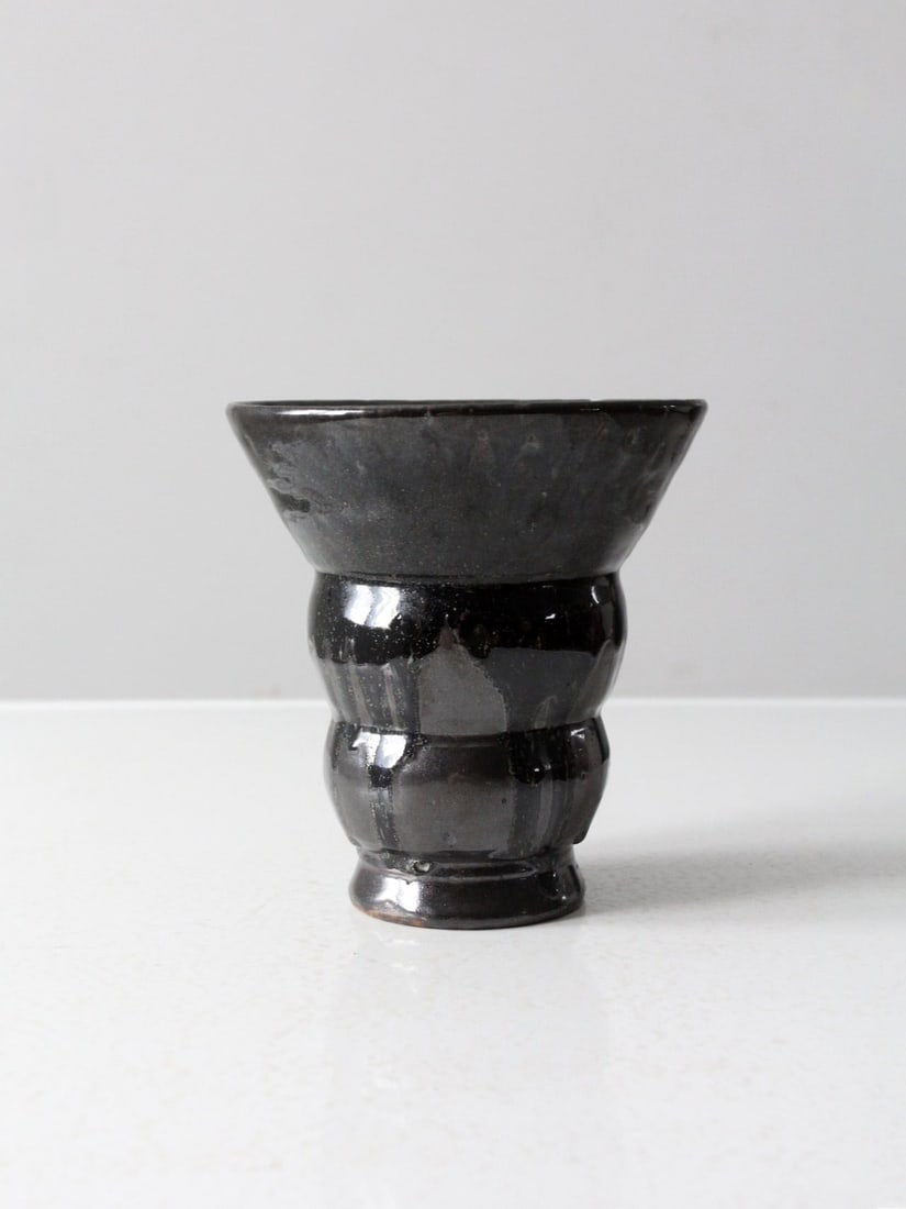 Signed Vintage Studio Pottery Vase with Rib Tiered Design: Signed Vintage Studio Pottery Vase with Rib Tiered Design This vintage studio pottery vase showcases a striking rib tiered design, crafted by hand and signed by the artist. The vase features a rich bl
