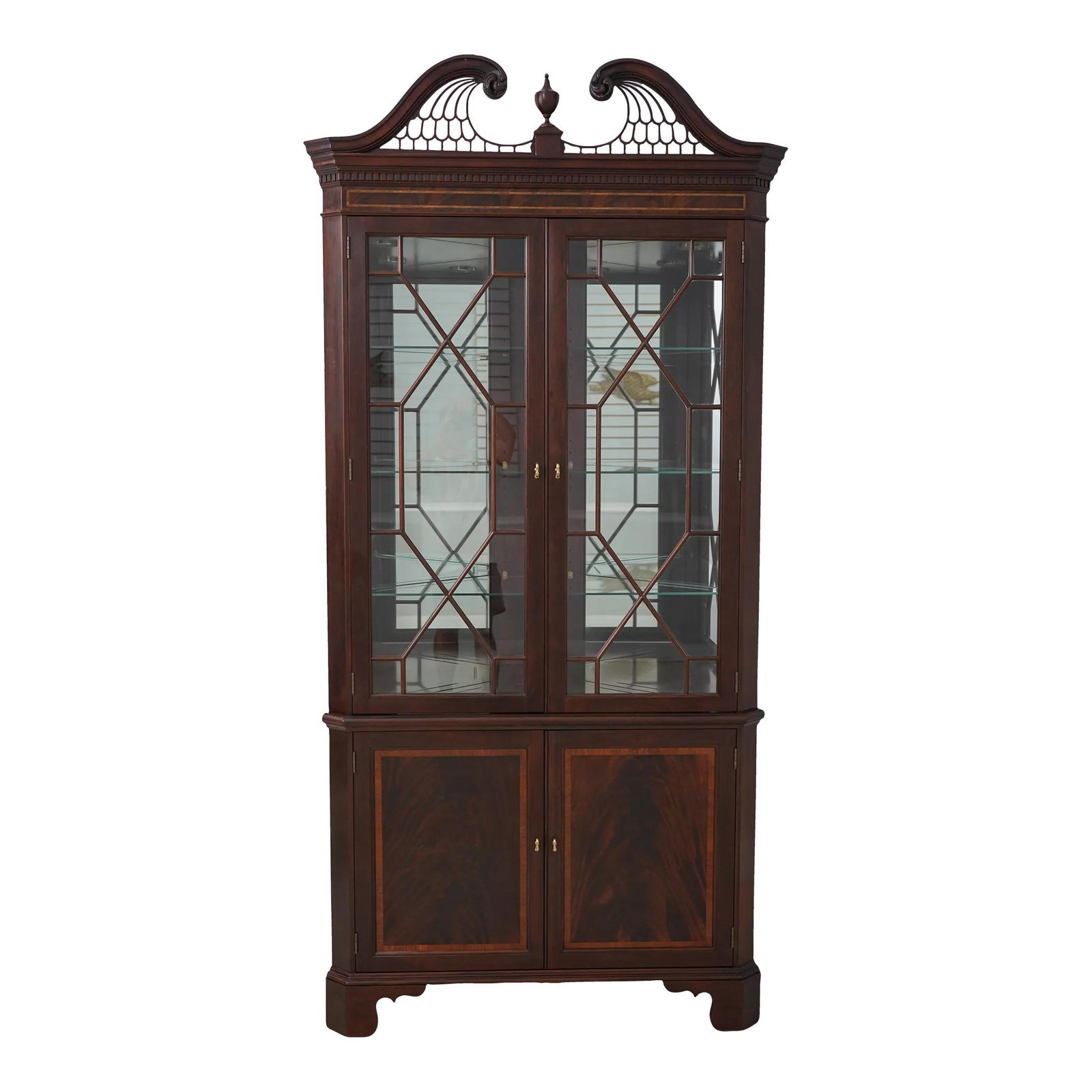 Stickley Mahogany Corner China Cabinet with Lighted Interior and Mirrored Back: Stickley Mahogany Corner China Cabinet with Lighted Interior and Mirrored Back This Stickley Mahogany Corner China Cabinet, crafted around 2004, is a stunning addition to any traditional decor. It fea