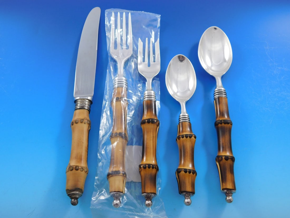 Buccellati Tahiti 5-Piece Sterling Silver Dinner Flatware Set: Buccellati Tahiti 5-Piece Sterling Silver Dinner Flatware Set Elevate your dining experience with the exquisite Tahiti flatware set by Buccellati. This 5-piece dinner setting showcases a stunning blen