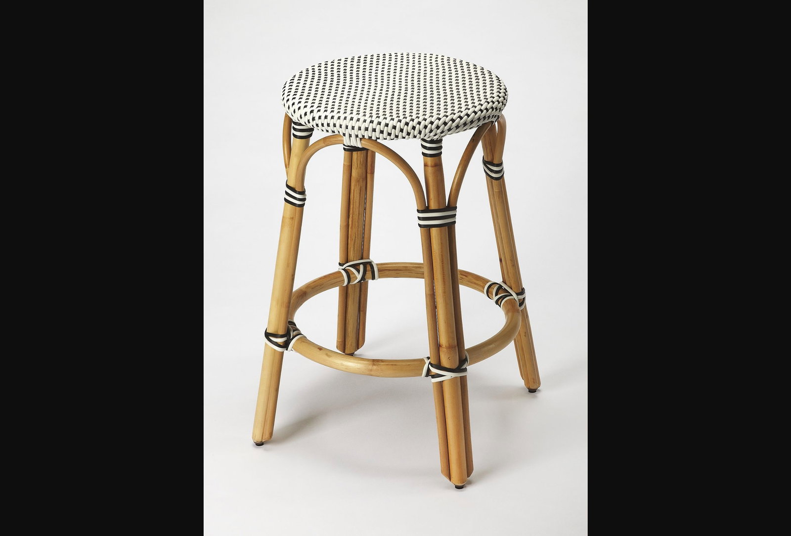 Butler Tobias Black and White Rattan Counter Stool for Indoor Outdoor: Butler Tobias Black and White Rattan Counter Stool for Indoor Outdoor Introducing the Mediterranean Style Black and White Counter Stool, a perfect blend of functionality and coastal aesthetic. This st