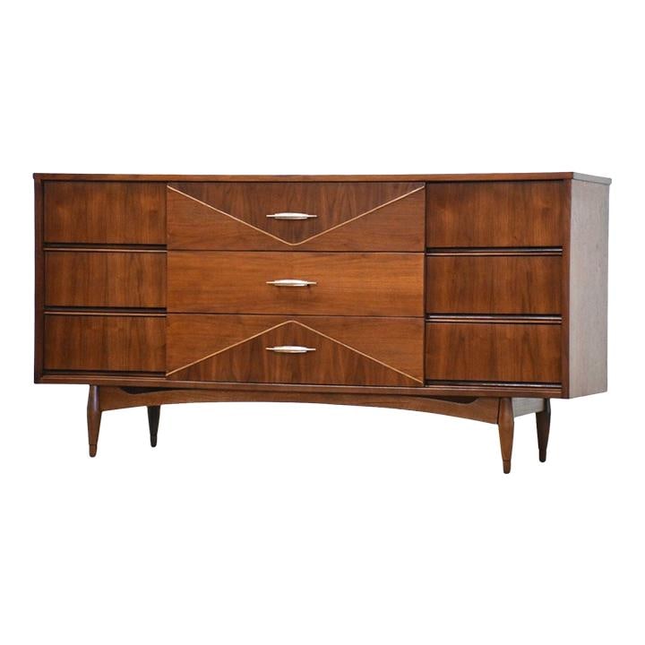 Mid Century Modern Walnut Dresser by Hooker 62 Inch: Mid Century Modern Walnut Dresser by Hooker 62 Inch This elegant mid-century modern dresser features a rich walnut finish and is designed with nine spacious drawers, each adorned with stylish copper-c