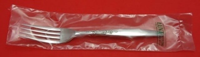 Lunt Summer Song sterling silver regular fork 7 1/4": Lunt Summer Song sterling silver regular fork 7 1/4" Regular fork in the Summer Song pattern by Lunt, crafted in sterling silver. This piece is not monogrammed and comes in its factory sleeve. Listed 