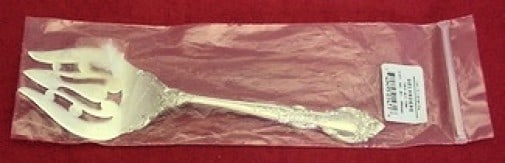 Lunt Belvedere Sterling Silver Cold Meat Fork 7.75" Unmonogrammed: Lunt Belvedere Sterling Silver Cold Meat Fork 7.75" Unmonogrammed This exquisite Belvedere pattern cold meat fork by Lunt is crafted from high-quality sterling silver and measures 7 3/4". It features 