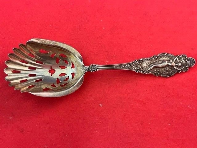 Watson-Newell Phoebe Sterling Silver Bon Bon Scoop 6.25 Art Nouveau Gold Wash: Watson-Newell Phoebe Sterling Silver Bon Bon Scoop 6.25 Art Nouveau Gold Wash Discover the exquisite Phoebe Bon Bon Scoop, crafted by Watson-Newell in the late 19th century. This stunning piece featur