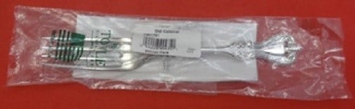 Towle Old Colonial Sterling Silver Dinner Fork 7.5 Inch Unmonogrammed: Towle Old Colonial Sterling Silver Dinner Fork 7.5 Inch Unmonogrammed This exquisite dinner fork features the classic Old Colonial pattern by Towle. Crafted from high-quality sterling silver, this pie