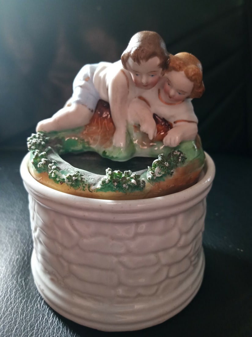 Antique Staffordshire figural jewelry box with mirror children at well: Antique Staffordshire figural jewelry box with mirror children at well Rare antique Staffordshire figural jewelry box featuring children looking into an old well with water. This pre-owned piece inclu