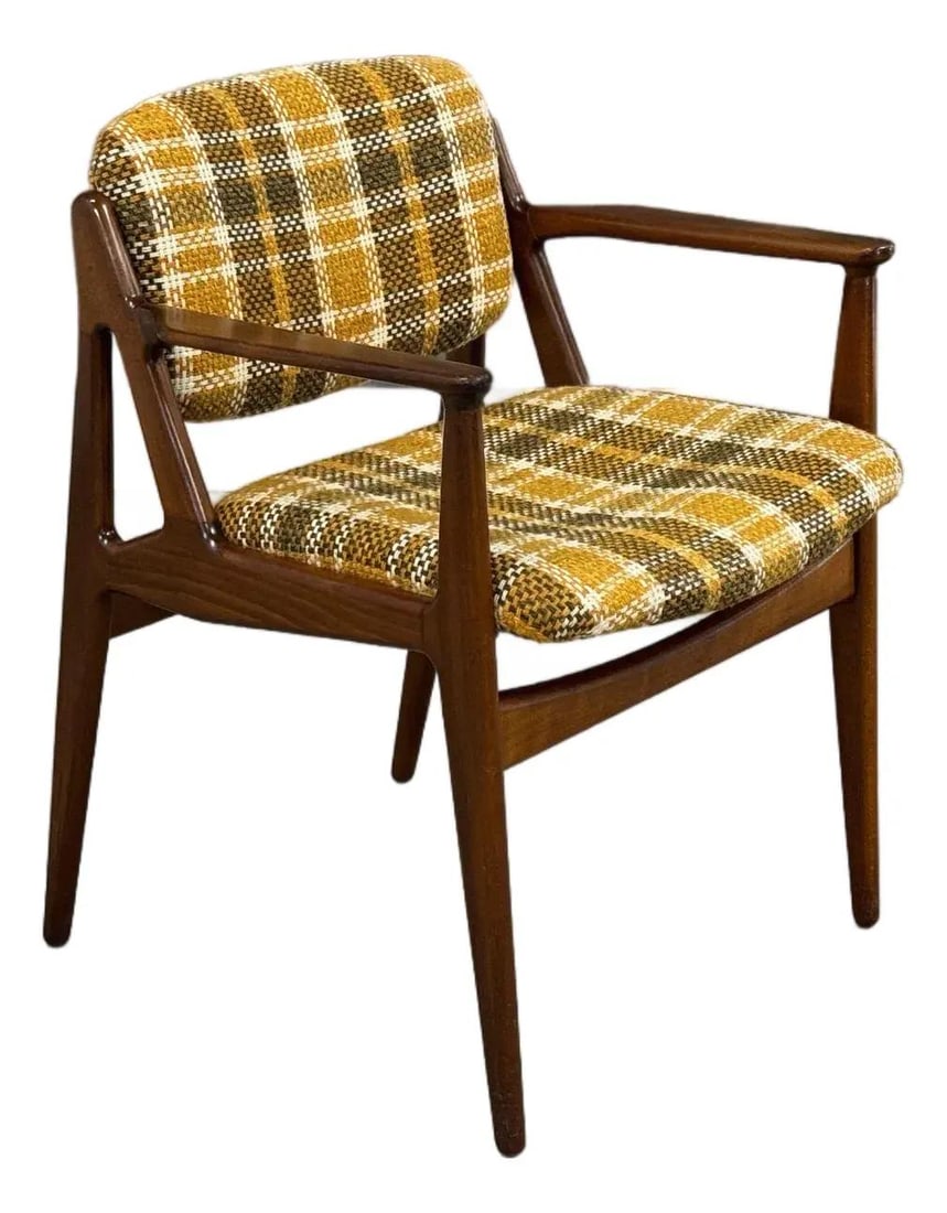 1960s Arne Vodder Elle and Ella Dining Chair in Beech: 1960s Arne Vodder Elle and Ella Dining Chair in Beech This elegant mid-century modern dining chair, attributed to Arne Vodder, features a solid beech construction and a unique tilting back design.