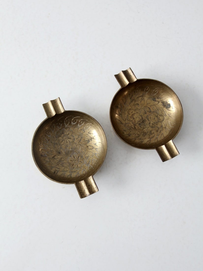 Pair of Vintage Brass Ashtrays with Engraved Floral Decoration (1 of 7)