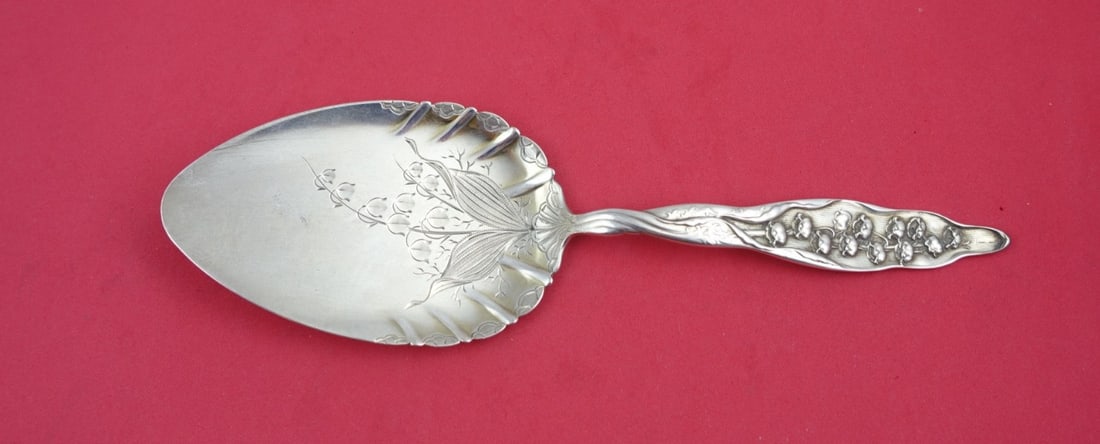 Whiting Sterling Silver Lily of the Valley Pie Server 8 3/4": Whiting Sterling Silver Lily of the Valley Pie Server 8 3/4" Introducing the exquisite Lily of the Valley pie server by Whiting, a stunning example of sterling silver craftsmanship. This elegant cake/