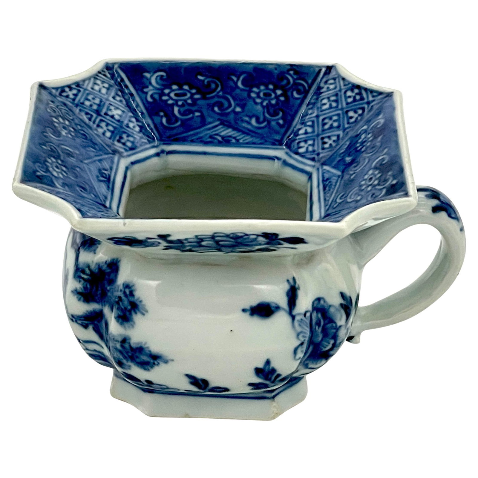Rare Qing Dynasty Blue and White Porcelain Spittoon Kangxi Period: Rare Qing Dynasty Blue and White Porcelain Spittoon Kangxi Period This exquisite Chinese Blue and White Spittoon, dating back to the Qing Dynasty's Kangxi Period, showcases exceptional craftsmanship i
