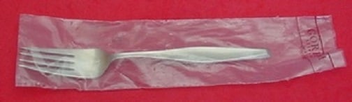 Gorham Classique Sterling Silver 7 1/4 inch Dinner Fork: Gorham Classique Sterling Silver 7 1/4 inch Dinner Fork Classique by Gorham regular fork in sterling silver, presented in its factory sleeve. This pre-owned piece is not monogrammed and is in excellen