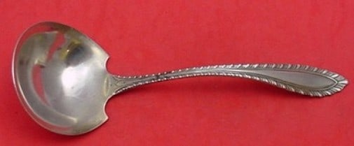 Towle Godroon Sterling Silver Gravy Ladle 7.25 Inch Vintage: Towle Godroon Sterling Silver Gravy Ladle 7.25 Inch Vintage This exquisite gravy ladle showcases the Godroon pattern by Towle, crafted from high-quality sterling silver. Measuring 7 1/4 inches in leng