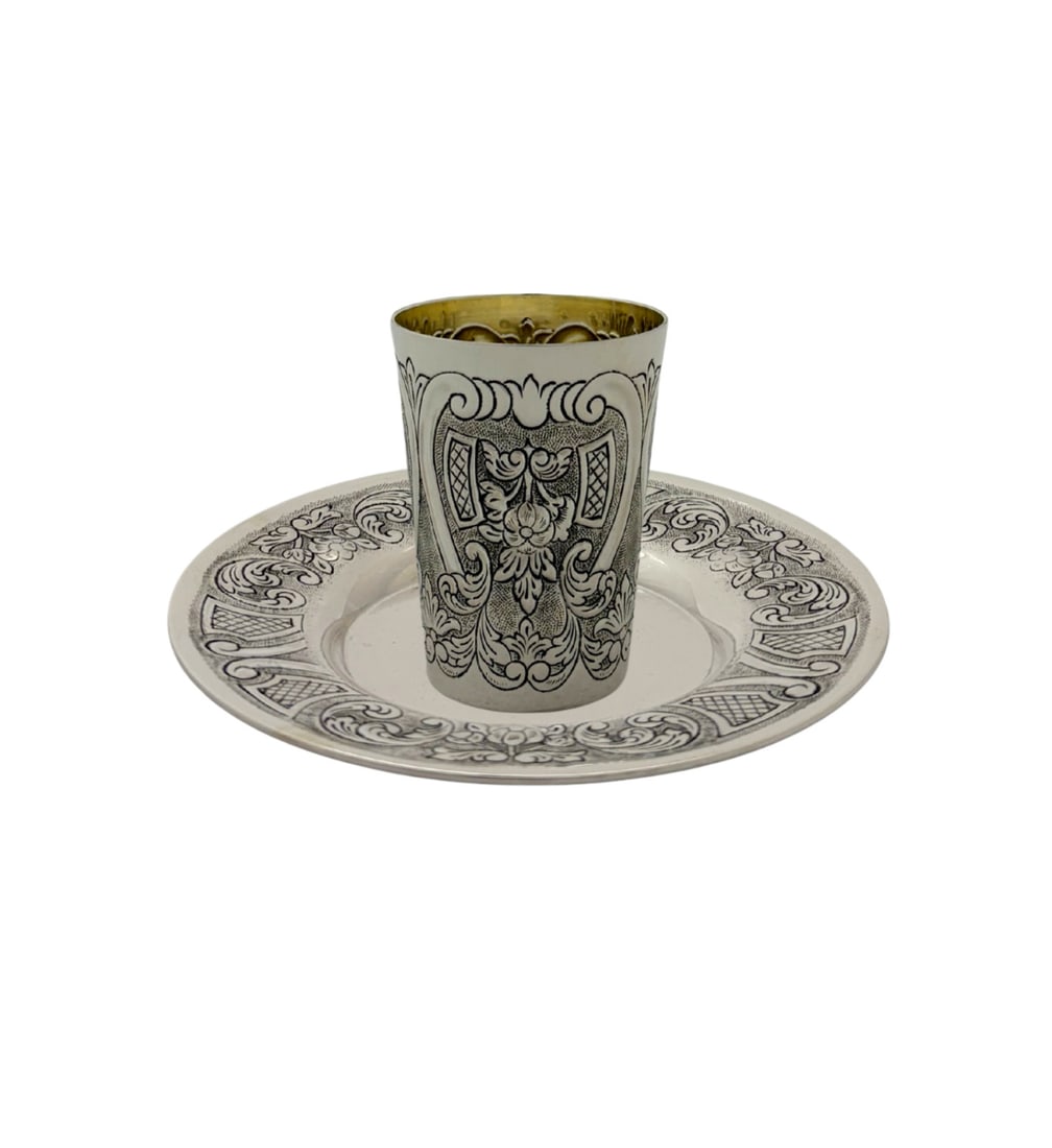 Handmade 925 Sterling Silver Cup and Tray Floral Chased Turkey: Handmade 925 Sterling Silver Cup and Tray Floral Chased Turkey Handmade sterling silver cup and tray set featuring ornate floral chased decoration with a matte and shiny finish. Made in Turkey, this p