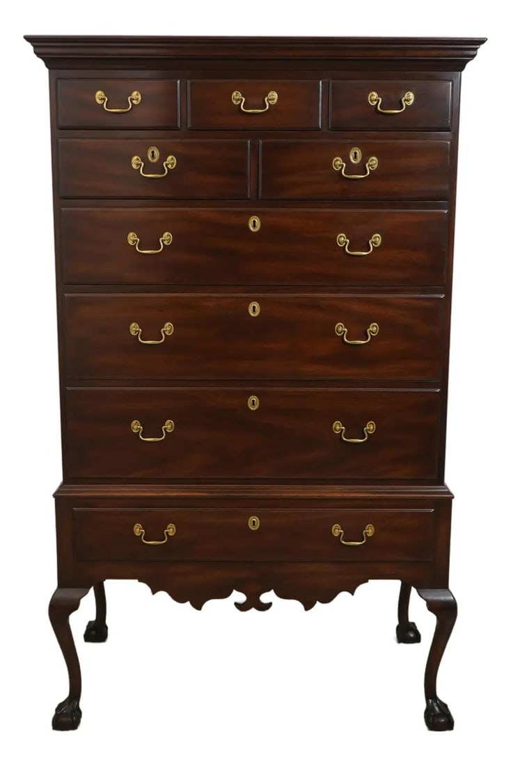 Kittinger Colonial Williamsburg Mahogany Highboy 2 Piece Chest: Kittinger Colonial Williamsburg Mahogany Highboy 2 Piece Chest This stunning Kittinger Colonial Williamsburg Heirloom Highboy, crafted from closely grained mahogany, showcases exquisite craftsmanship 