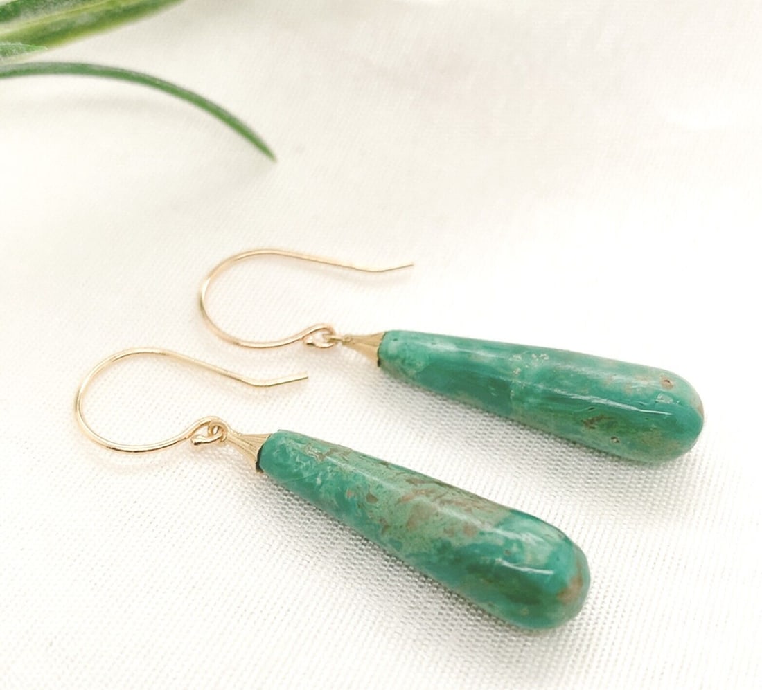 Authentic 14k Yellow Gold 16.90ct Tyrone Turquoise Dangle Earrings: Authentic 14k Yellow Gold 16.90ct Tyrone Turquoise Dangle Earrings These stunning 14k yellow gold earrings feature genuine Tyrone turquoise briolettes, weighing an impressive 16.90 carats. The earring