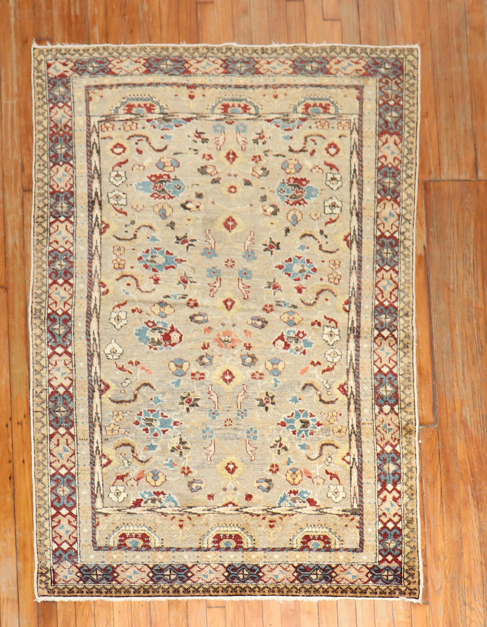 4' x 5' 7" Early 20th Century Turkish Sivas Accent Rug: 4' x 5' 7" Early 20th Century Turkish Sivas Accent Rug Antique Turkish Sivas accent rug from the early 20th century. This pre-owned piece features the classic Sivas style and offers a versatile size s