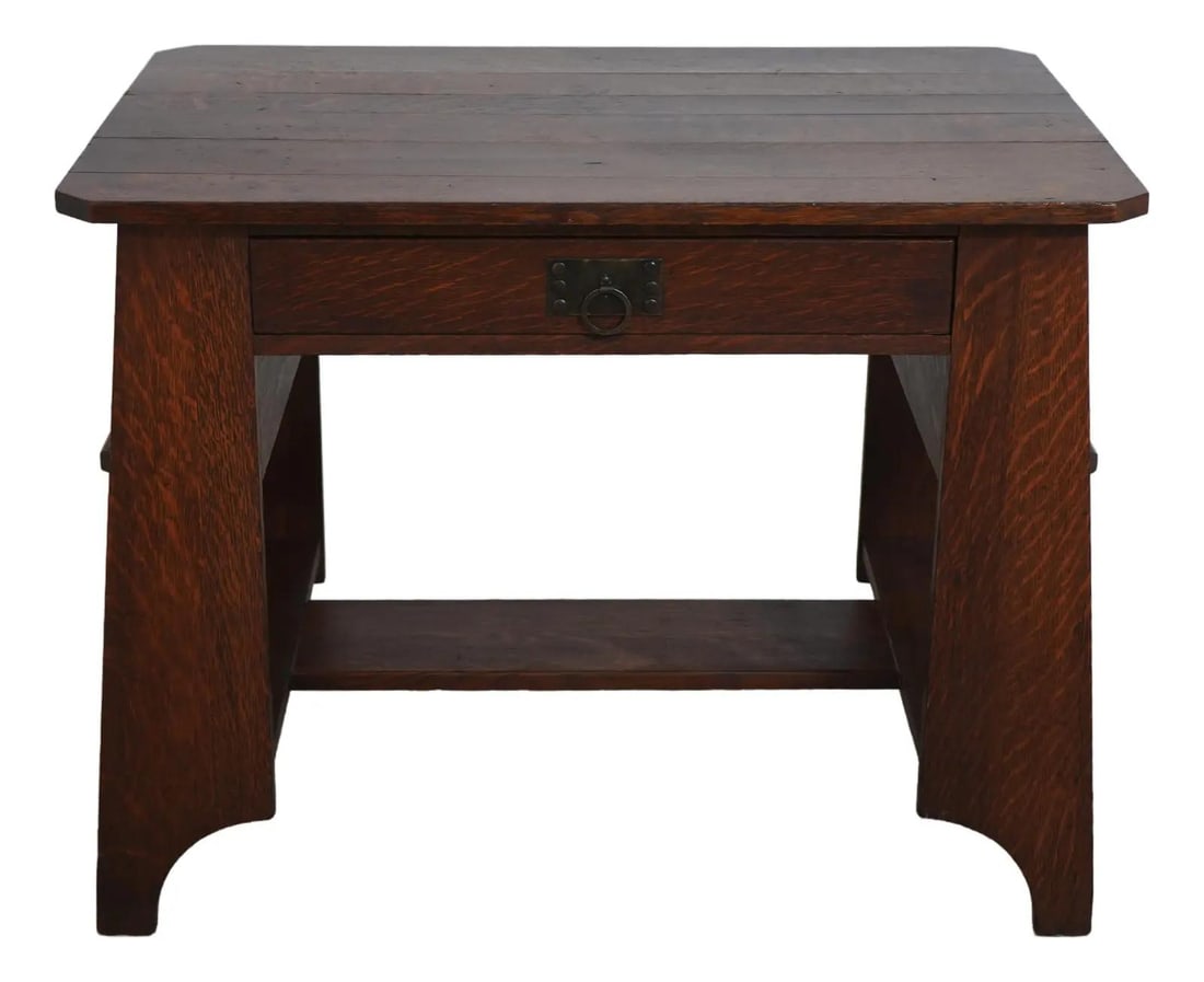 Charles Limbert Attributed Vintage Mission Oak Desk C.1900-1910: Charles Limbert Attributed Vintage Mission Oak Desk C.1900-1910 This vintage desk, attributed to Charles Limbert or other Arts & Crafts craftsmen, showcases a timeless design from the early 1900s (cir