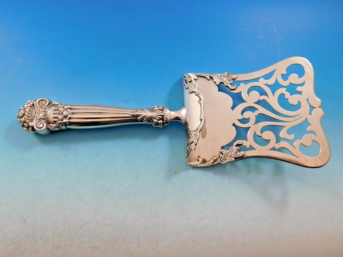 Towle Georgian Sterling Silver Asparagus Server 10 1/4 Rare Hollow Handle: Towle Georgian Sterling Silver Asparagus Server 10 1/4 Rare Hollow Handle This exquisite asparagus server from Towle, crafted in sterling silver, showcases the elegant Georgian pattern. It features a 