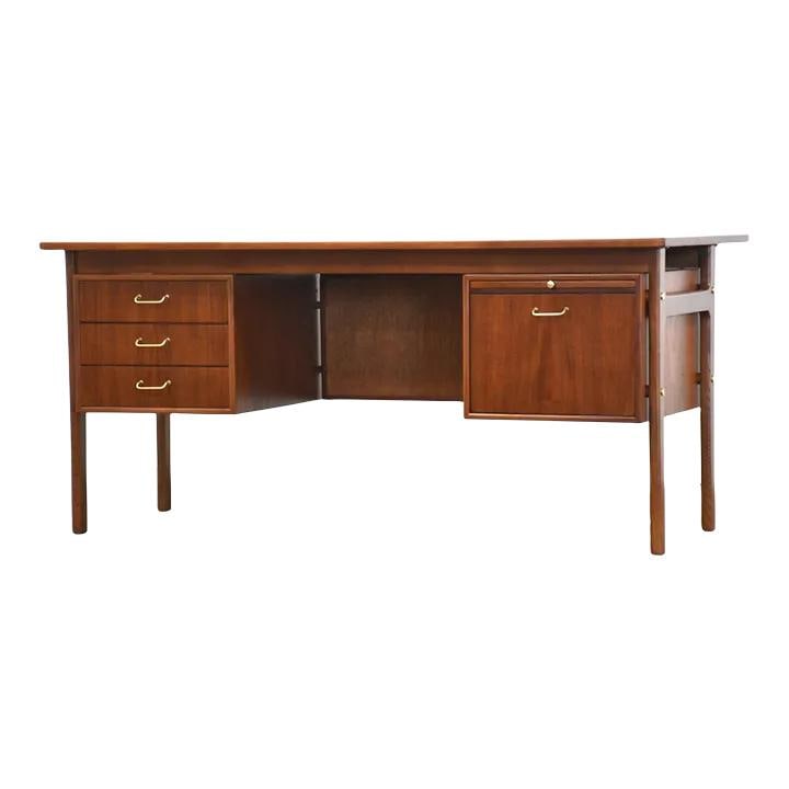 Mid Century Modern Danish Teak Desk with Brass Pulls: Mid Century Modern Danish Teak Desk with Brass Pulls This exquisite mid-century modern teak desk features a striking double bank design, complemented by polished brass drawer pulls and a finished back