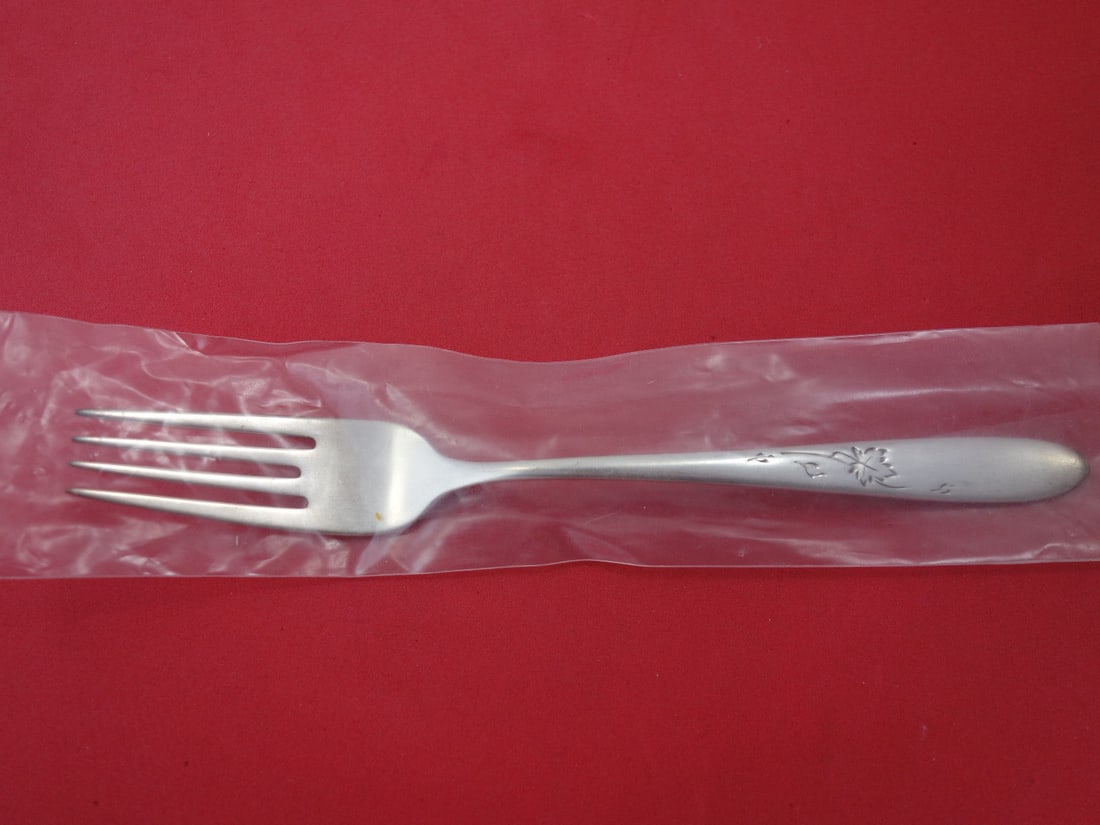 Reed and Barton Autumn Leaves Sterling Silver Fork 7.5 Inch New: Reed and Barton Autumn Leaves Sterling Silver Fork 7.5 Inch New This exquisite regular fork from Reed and Barton features the elegant Autumn Leaves pattern, crafted from high-quality sterling silver. 
