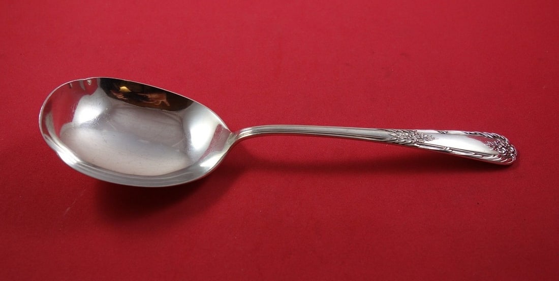 International Splendor Sterling Silver Berry Spoon 8 1/4": International Splendor Sterling Silver Berry Spoon 8 1/4" This is a Splendor by International sterling silver berry spoon measuring 8 1/4 inches. It is not monogrammed and is in excellent pre-owned co
