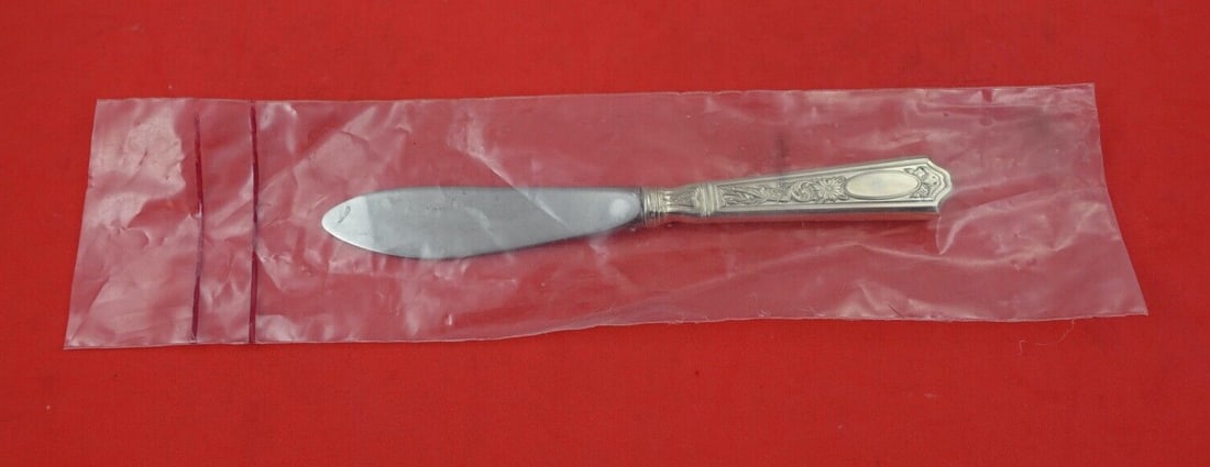 Rare Gorham Sterling Silver Saint Dunstan Chased Master Butter Knife 6 5/8": Rare Gorham Sterling Silver Saint Dunstan Chased Master Butter Knife 6 5/8" This exquisite Saint Dunstan Chased Master Butter Knife by Gorham is crafted from high-quality sterling silver, showcasing a