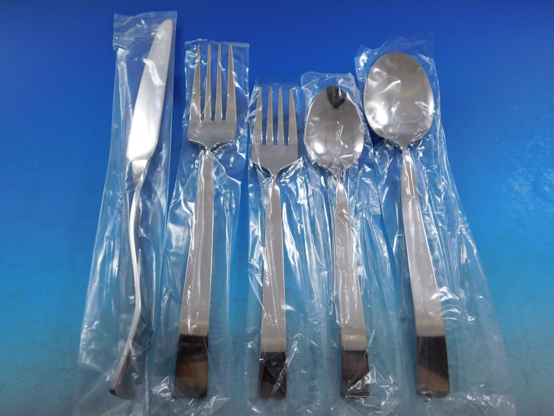 Wave Twist 40pc Stainless Steel Flatware Set by The Main Course Modern Design (1 of 5)