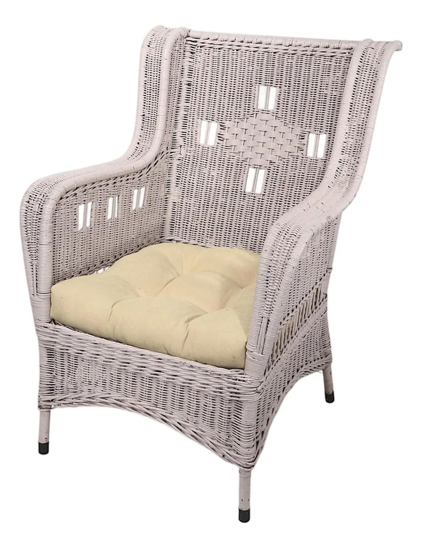 Willow Wicker Lounge Chair in Arts and Crafts Style: Willow Wicker Lounge Chair in Arts and Crafts Style This antique Arts and Crafts willow wicker lounge chair features a design reminiscent of Stickley, though it is unsigned. It is in very good, clean,