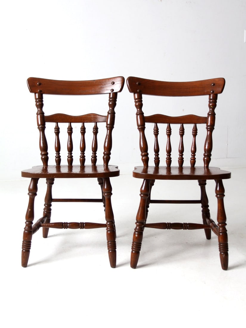Classic Colonial Windsor Dining Chairs Pair Mid Century: Classic Colonial Windsor Dining Chairs Pair Mid Century This pair of classic mid 20th century Colonial style Windsor dining chairs features elegant spindle backs and turned legs, making them a timeles