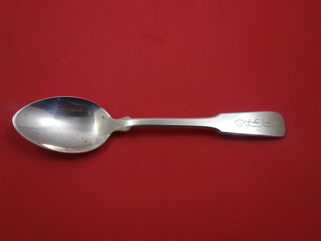 Tuttle Colonial Fiddle Sterling Silver Soup Spoon 7.25": Tuttle Colonial Fiddle Sterling Silver Soup Spoon 7.25" This exquisite soup spoon is crafted from sterling silver and features the elegant Colonial Fiddle pattern by Tuttle. Measuring 7 1/4 inches in 