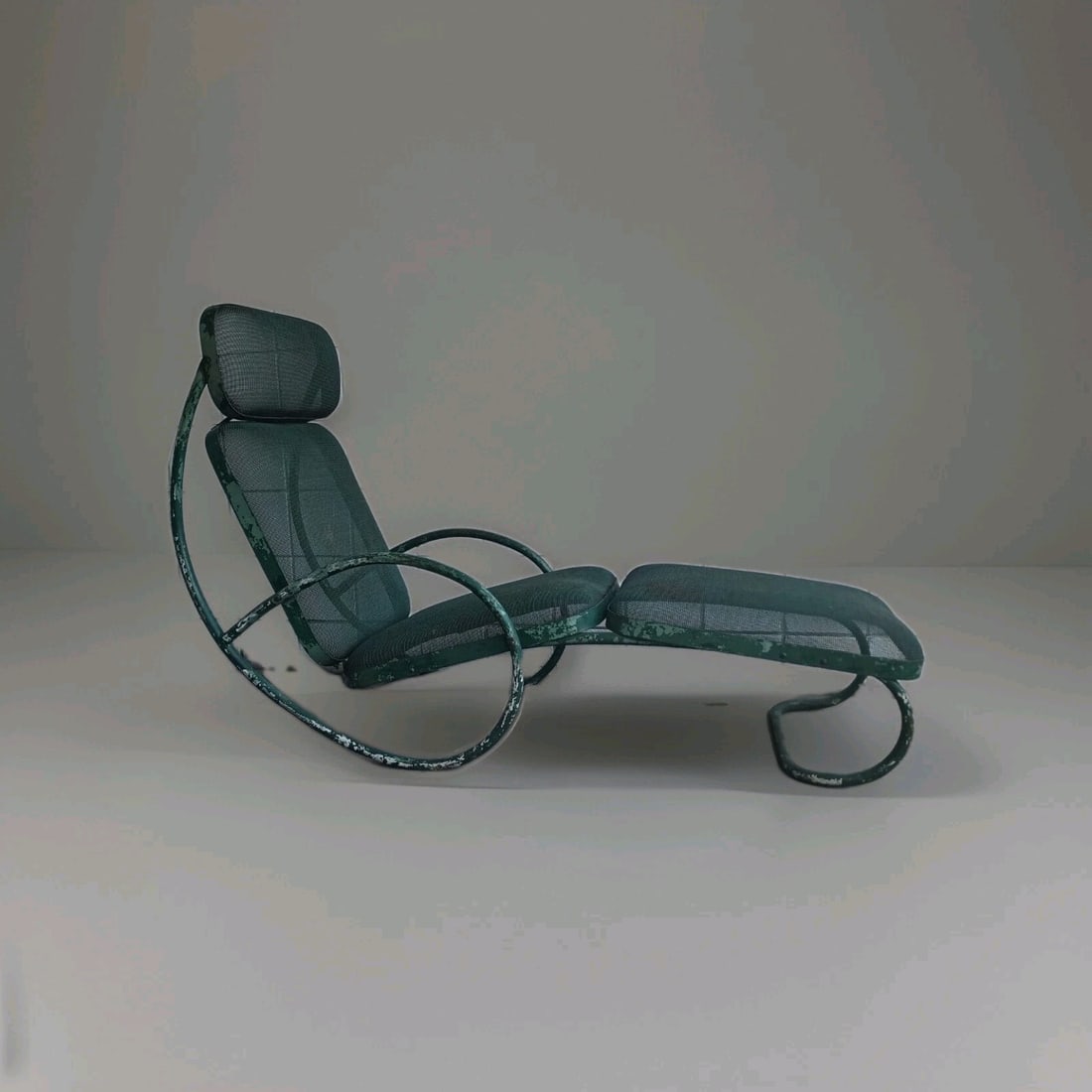 Zerbie Texteel Armco reclining wire mesh patio lounger 60 inch metal: Zerbie Texteel Armco reclining wire mesh patio lounger 60 inch metal Vintage 1950s Zerbie Texteel Armco reclining lounger with a sculpted mid-century modern patio design. This pre-owned chair features